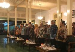 Sri Sultan HB X dan Mahfud MD Saling Puji Sambil Kenang Masa Silam