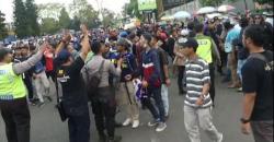 Suporter Sepak Bola Rusuh Usai Laga Persibas Vs PSCS di Purwokerto