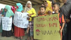 Warga Hadang Bupati Kendal Tuntut SD yang Tergusur Tol Dibangun Lagi