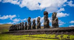 Cile Batasi Turis yang Kunjungi Patung Batu Raksasa di Easter Island