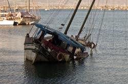 Belasan Perahu Nelayan di Pantai Selatan Garut Rusak Dihantam Ombak