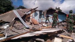Bantu Korban Gempa Lombok, Prajurit TNI dan Pramuka Gelar Karya Bakti