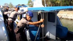 Kapal Terbalik Dihantam Ombak 4 Meter, 13 Nelayan Indramayu Hilang