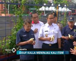 Kunjungi Kali Item, Jusuf Kalla dan Anies Baswedan Makan Pisang