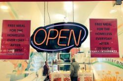 Restoran India di Brisbane Bagikan Makan untuk Gelandangan Setiap Hari