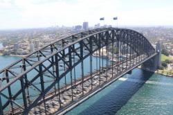 Ternyata Panjat Jembatan Sydney Harbour Bisa Didenda Rp230 Juta