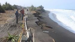Jalur Wisata Pantai Glagah di Kulonprogo Ambles Tergerus Abrasi Pantai