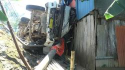 Truk Angkut Batu Gajah Tabrak Rumah di Maros, 3 Orang Nyaris Celaka