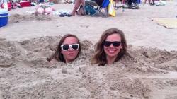 Turis Prancis Tewas Tenggelam di Lubang yang Dia Gali di Pantai