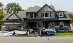 Cekcok dengan Istri, Pilot Tabrakkan Pesawat ke Rumah hingga Tewas