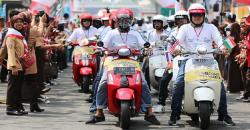 Komunitas Vespa Iringi Kirab Obor Asian Games 2018