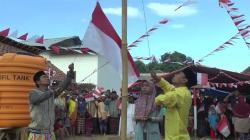 Warga Korban Gempa Lombok Upacara Kemerdekaan di Tenda Pengungsian