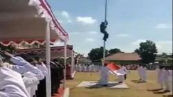 Viral Aksi Heroik Prajurit TNI Panjat Tiang karena Tali Bendera Putus