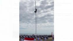 Viral Aksi Siswa SMP Panjat Tiang saat Tali Bendera Putus di Belu NTT
