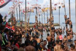 Meriahkan HUT RI, Ancol Gelar Lomba Panjat Pinang 188 Pohon