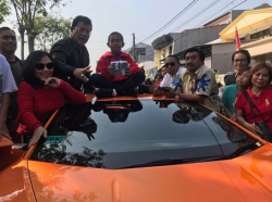 Hotman Beri Rp50 Juta dan Ajak Joni Kala Keliling Naik Lamborghini
