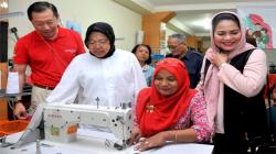 Produsen Singer Beri Bantuan Mesin Jahit untuk Warga Eks Dolly 