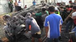 Terobos Palang Pintu, Sopir Minibus Tewas Ditabrak KA Bangun Karta