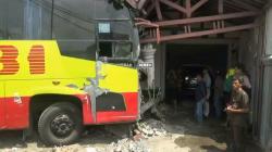 Bus Sarat Penumpang Seruduk Rumah Warga di Banten, 2 Orang Luka-Luka