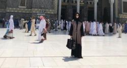 Ibadah Haji, Begini Gaya Berhijab Nia Ramadhani dan Kartika Putri