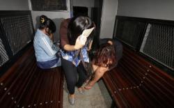 Polisi Dibantu Warga Gerebek Warung Remang-Remang di Merangin