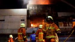 Kebakaran 2 Toko di Cirebon, Seorang Wanita Tewas Terjebak Kobaran Api