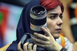 Dilarang Masuk Stadion, Fotografer Wanita Iran Nekat Meliput dari Atap