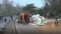 Rem Blong, Tronton Tabrak Truk BBM hingga Terguling di Pantura Batang