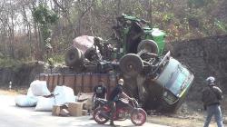 Truk Tronton Mogok Ditabrak Trailer di Pantura Alas Roban, 1 Tewas