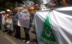 Puluhan Warga Unjuk Rasa Tolak Gugatan Class Action Lokalisasi Dolly
