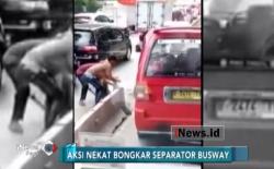 Takut Ditilang, Sopir dan Penumpang Angkot Bongkar Pembatas Jalan Transjakarta