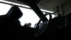 Dalam 11 Detik, Kakek Ini Curi Uang dan Koper dari Taksi yang Diparkir