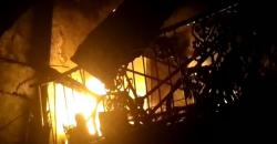 Gara-Gara HP Meledak saat Dicas, Satu Rumah Hangus Dilalap Api