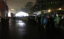 Warga Serbu Super Store dan Rela Antre Meski Hujan Deras