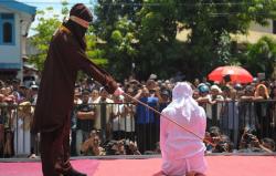 Viral, Siswi Berjilbab Tenggak Miras Dijatuhi Hukuman Cambuk