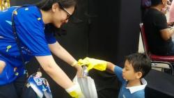 Aksi Relawan Pungut Sampah Plastik di Perhelatan Asian Games