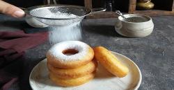 Camilan Sore Sederhana, Menikmati Donat Kentang Manis Tabur Gula