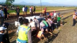 Mobil Dinas Wakil Ketua DPRD Kendal Ditabrak Kereta, Sopir Tewas