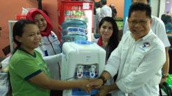 Gerkindo Bagikan Dispenser ke Pedagang Warteg di Jakarta Timur