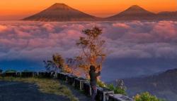 Menikmati Indahnya Hamparan Awan di Puncak Tertinggi Gunung Telomoyo