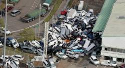 Penampakan Dahsyatnya Badai Jebi di Jepang, Mobil pun Bertumpukan