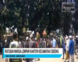 Tak Puas Musyawarah Penista Agama, Warga Bogor Rusak Kantor Kecamatan