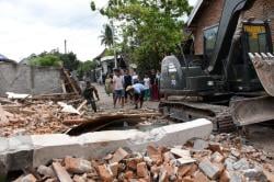 TNI Bersama Warga Bersihkan Puing Rumah di Lombok