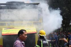 Bus Pinem Terbakar di Pinggiran Jalan Kejutkan Warga Medan