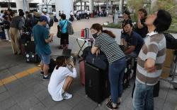 Telantar karena Jebi, Turis Asing di Osaka Gratis Naik Kereta dan Bus