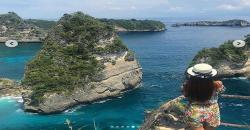 Pesona Pulau Karang di Pantai Atuh Nusa Penida Bali Mirip Raja Ampat