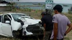 Hindari Motor Ugal-Ugalan, Sedan Tabrak Pohon, 1 Tewas 1 Luka Berat