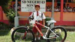 Kisah Nursaka, Pelintas RI-Malaysia yang Dapat Sepeda dari Jokowi