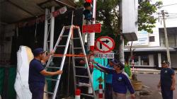 Peringati Hari Perhubungan, Dishub Bersihkan Rambu dari Sampah Visual