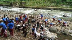 Hari Bersih Sedunia, Ratusan Warga Bersihkan 5 Sungai di Ambon